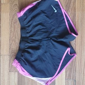 Black Nike running shorta